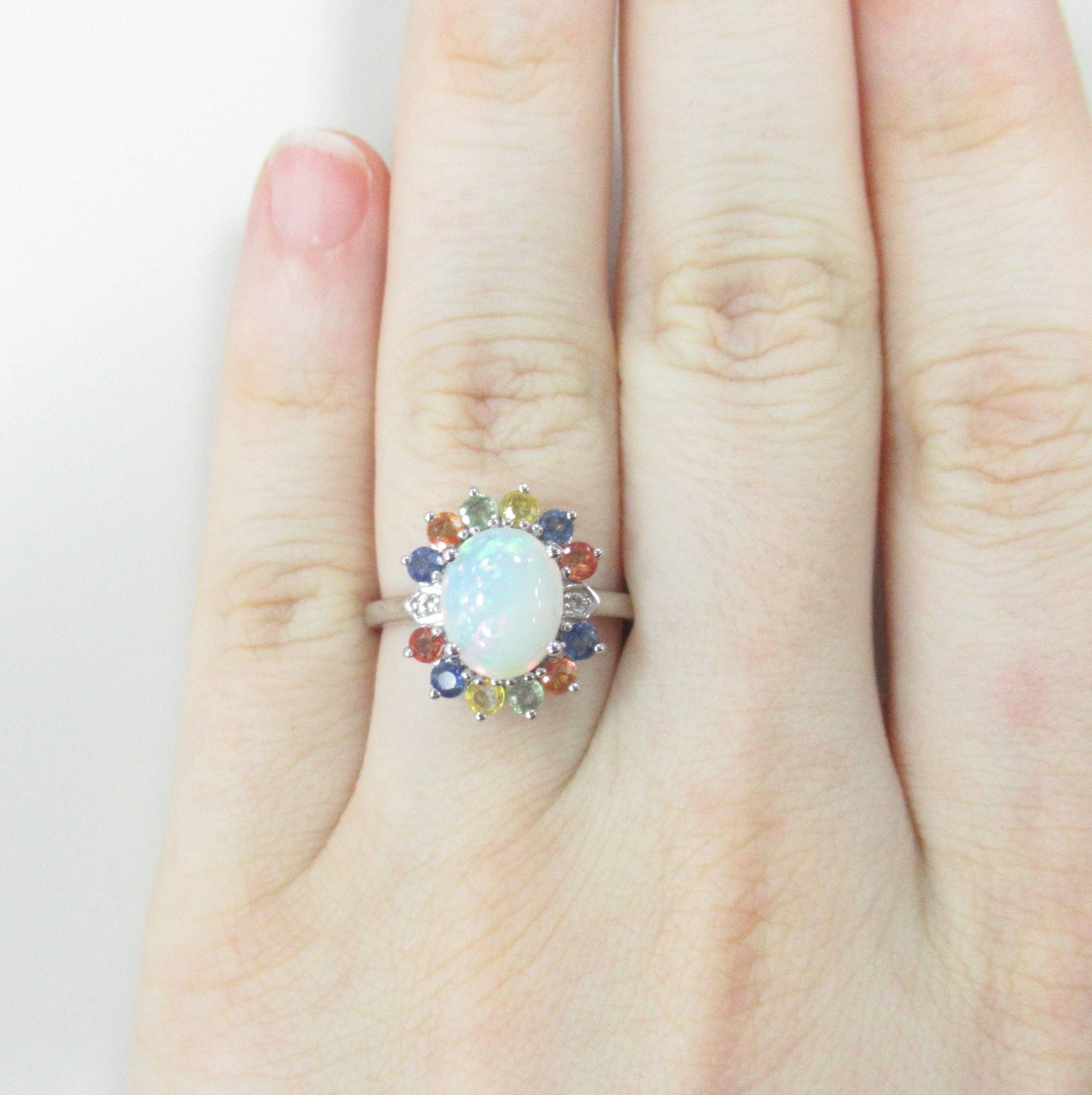 Серебряное кольцо 925 пробы; вставки 1 Опал белый 1,69ct; 12 Мультисапфир 1,07ct; 2 Топаз белый 0,05ct;